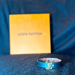 Louis Vuitton the LV Iconic leather strap bracelet